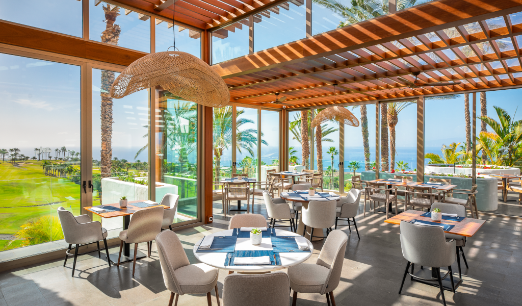 Restaurant mit Meerblick und Golfplätzen auf Teneriffa.