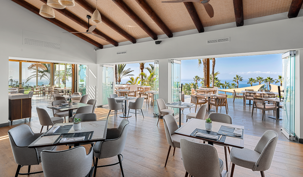 Restaurant mit Meerblick und Palmen auf Teneriffa.