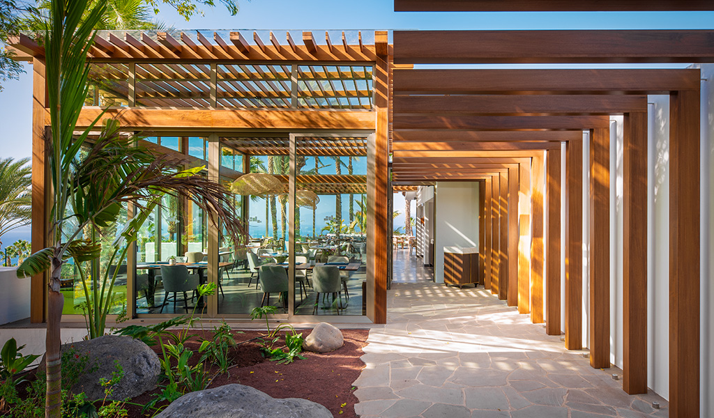 Eingang zu einem Restaurant mit Terrasse und Meerblick auf Teneriffa.