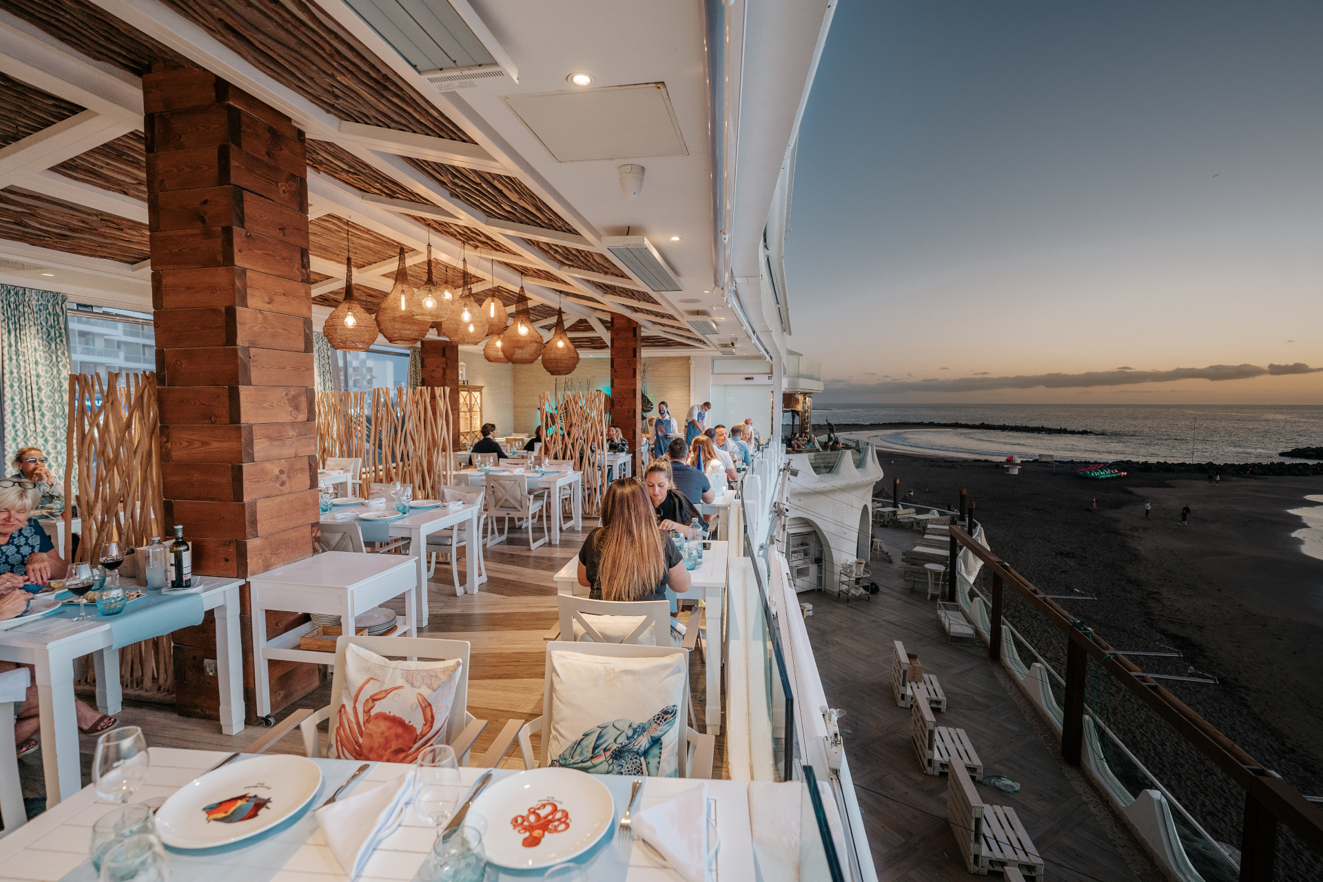 Restaurantterrasse mit Meeresblick bei Sonnenuntergang auf Teneriffa.