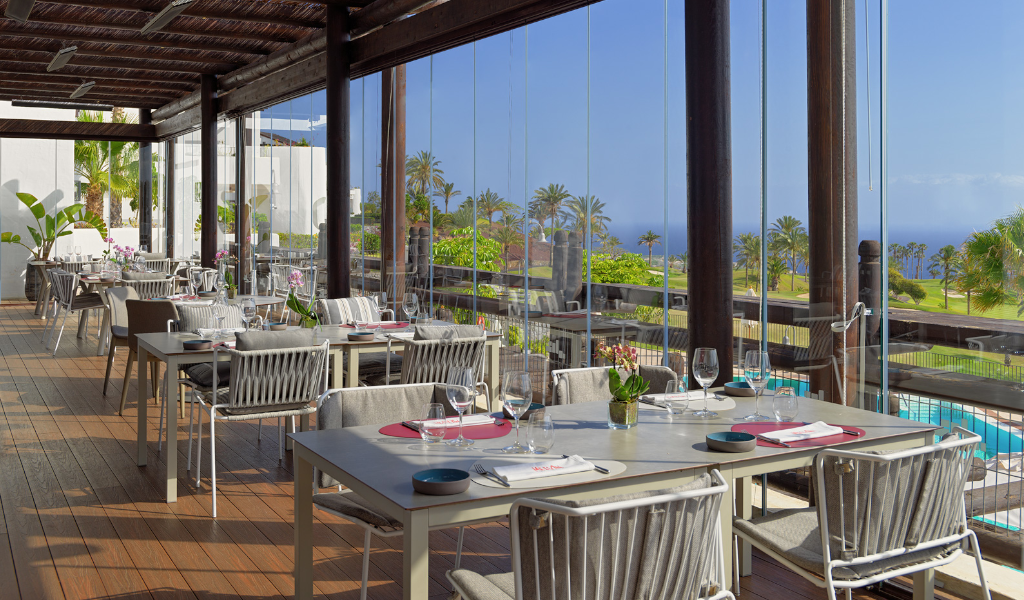 Restaurant auf Teneriffa mit Blick auf den Garten und den Atlantischen Ozean.