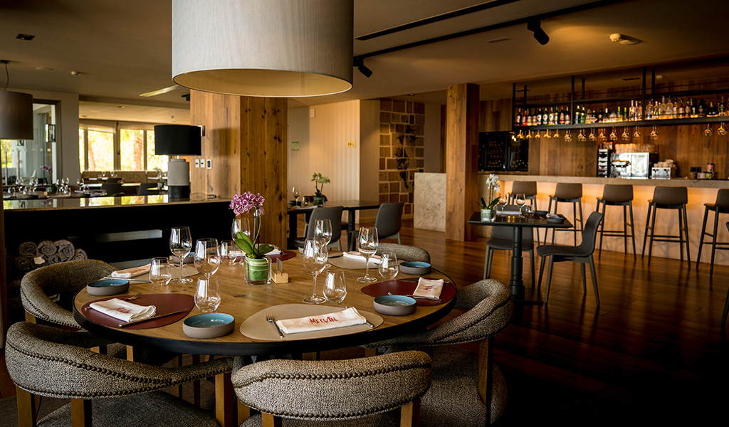 Tisch mit Getränken und Tellern in einem eleganten Restaurant auf Teneriffa.