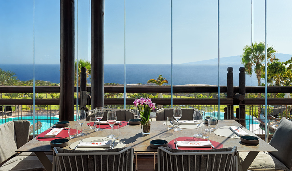 Tisch mit Keramik im Restaurant mit Meerblick auf Teneriffa.