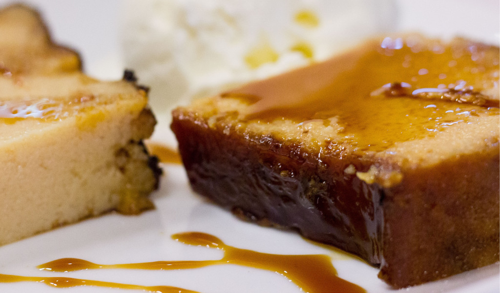 Flan mit Karamell und Sahne auf einem Teller, ein typisches Dessert aus Teneriffa.