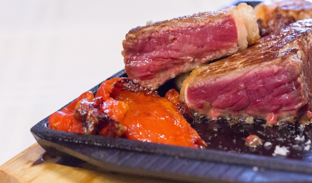 Saftiges Fleisch und in der Pfanne gebratene Paprika, ein typisches Gericht auf Teneriffa.