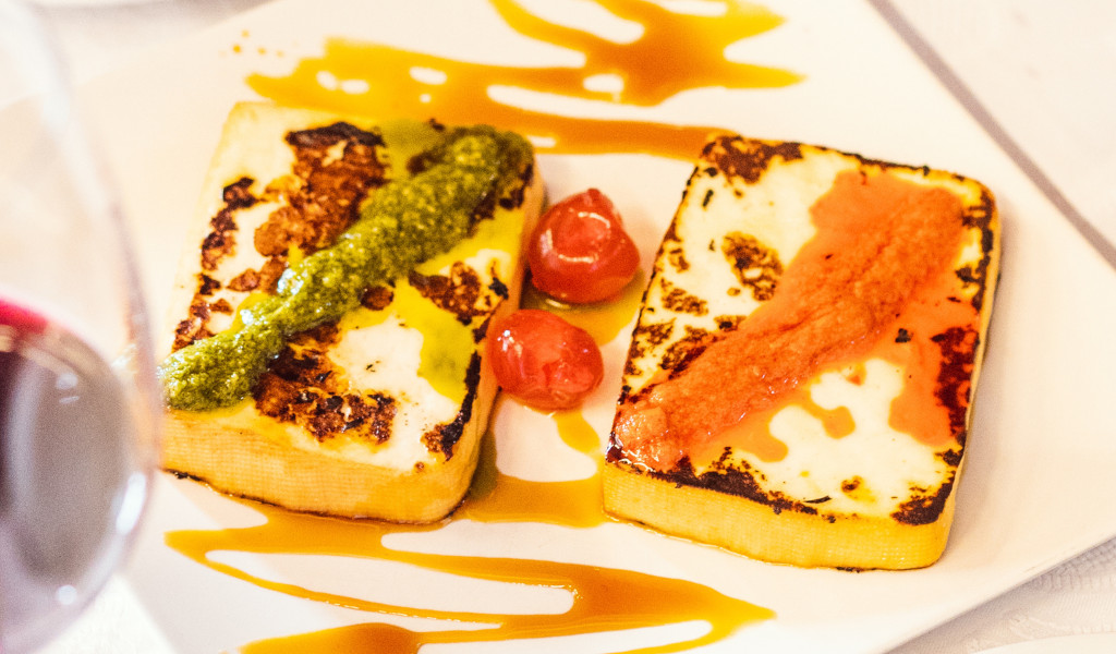 Käse mit grünen und roten Soßen sowie Tomaten, ein typisches Gericht auf Teneriffa.