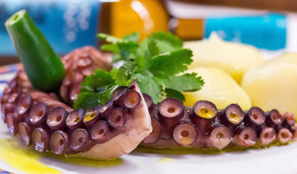 Oktopus mit Kartoffeln und Koriander in einem typischen Gericht aus Teneriffa.