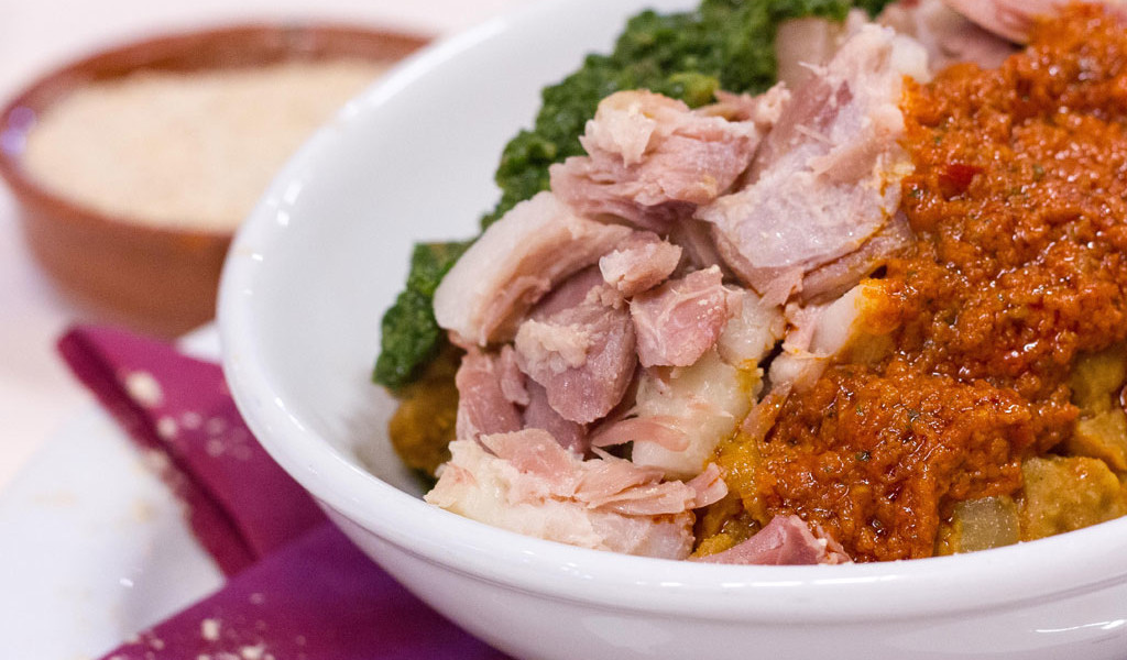 Schweinegericht mit rotem und grünem Mojo in einem Restaurant auf Teneriffa.