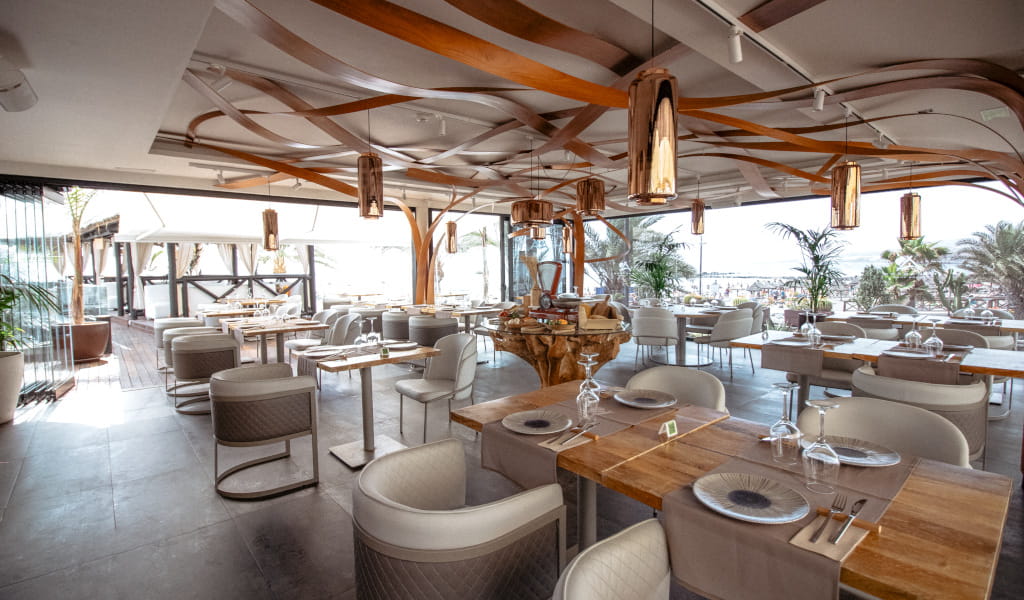 Elegantes Restaurant mit Meerblick auf Teneriffa, Tische für die Gäste bereitgestellt.