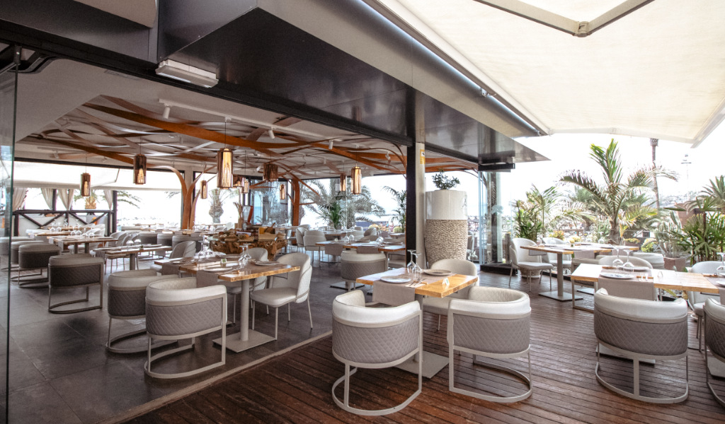 Restaurant mit Terrasse auf Teneriffa, Tische und Stühle sind für die Gäste arrangiert.