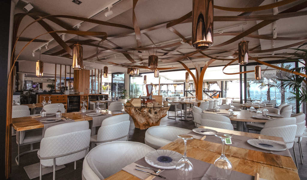 Restaurant mit eleganten Tischen und moderner Einrichtung auf Teneriffa.