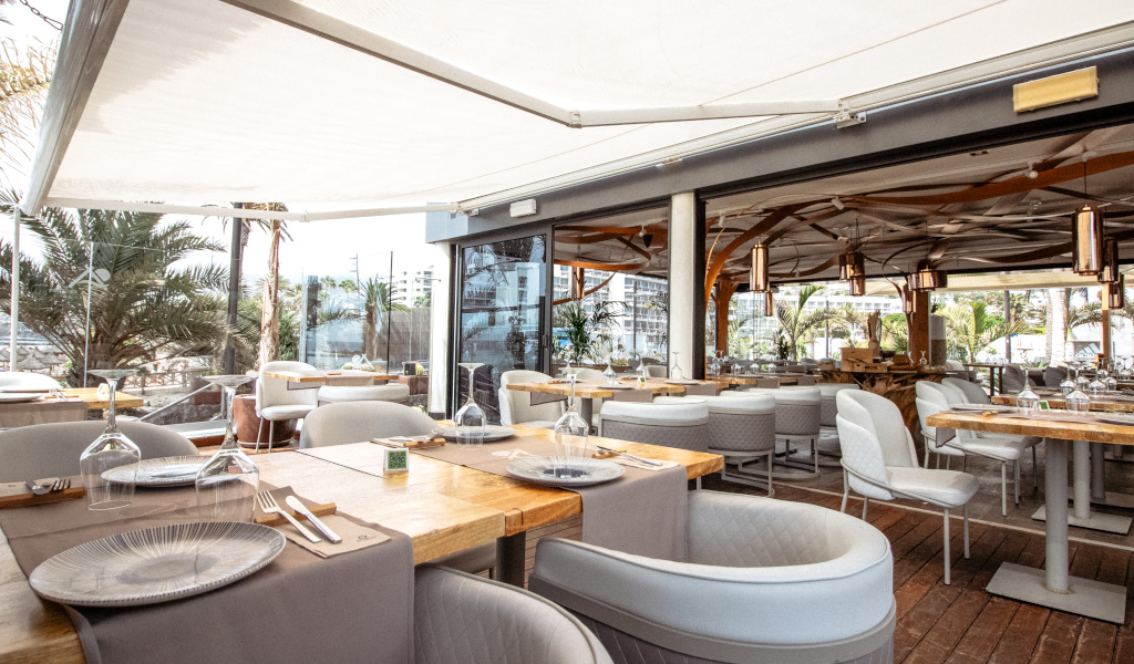 Open-Air-Restaurant mit Tischen und Stühlen auf Teneriffa.