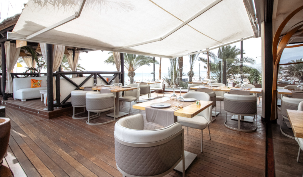 Restaurantterrasse mit Meerblick und Außensitzplätzen auf Teneriffa.