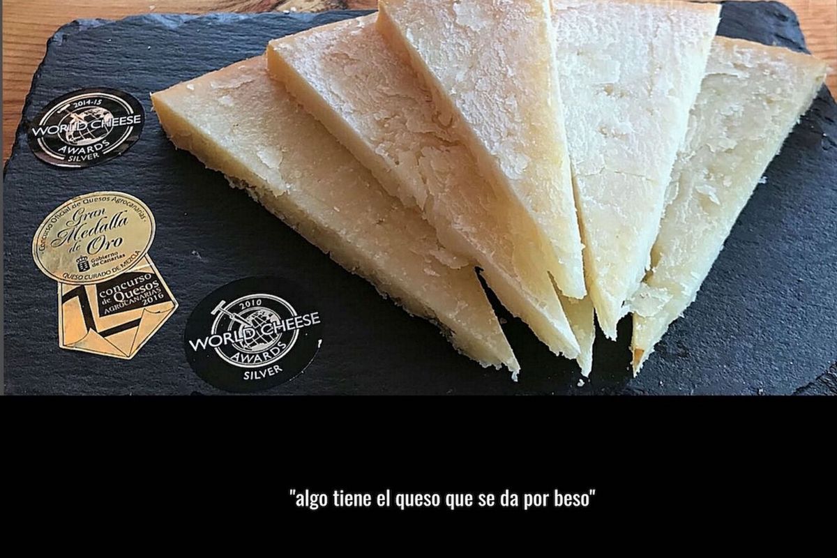 Preisgekrönter gepökelter Käse, Teneriffa, mit Medaillen und einem Text etwas über den Käse, der für einen Kuss gegeben wird.