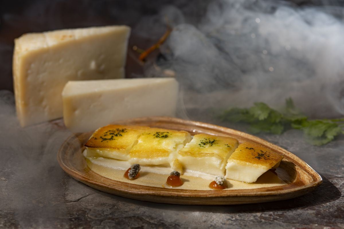 Gegrillter Käse mit Marmelade auf einem Teller mit rauchigem Hintergrund auf Teneriffa.