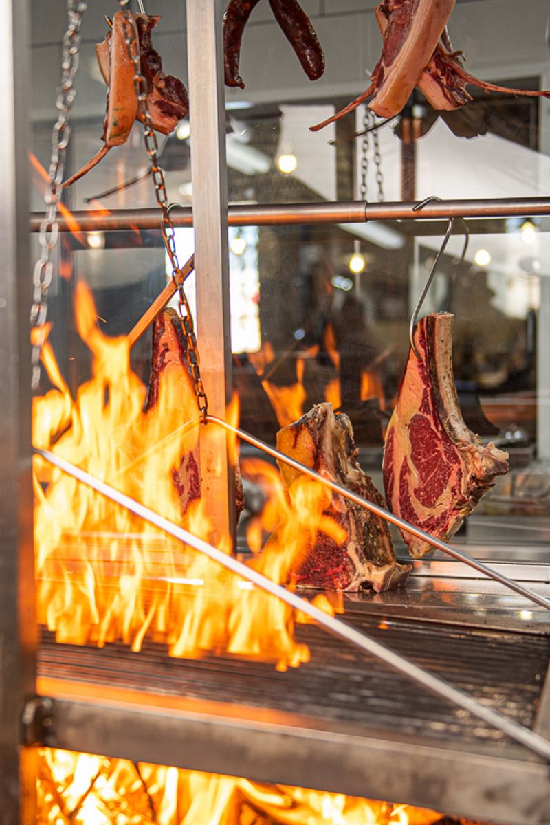Fleisch, das auf Teneriffa bei hoher Hitze gegrillt wird.