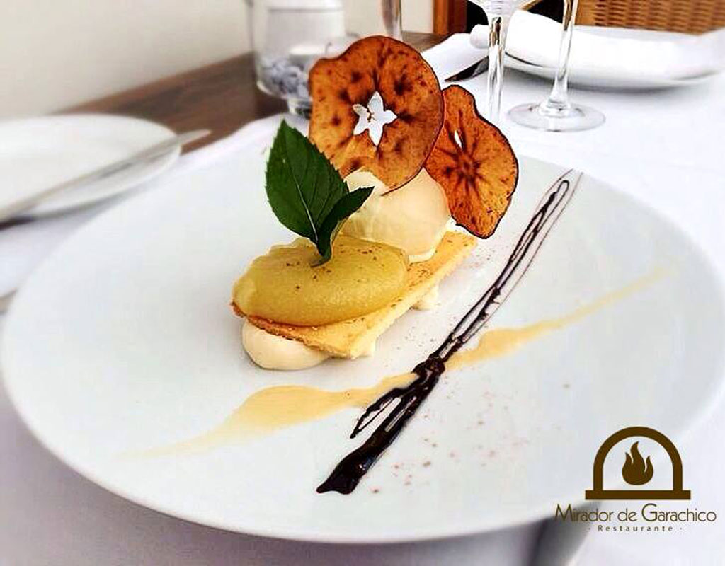 Gourmet-Dessert mit Sahne, Eis und Apfelscheiben im Mirador de Garachico.