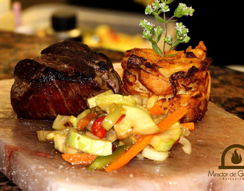 Bratenfleisch mit Gemüse und Kartoffelkuchen im Mirador de Garachico, Teneriffa.