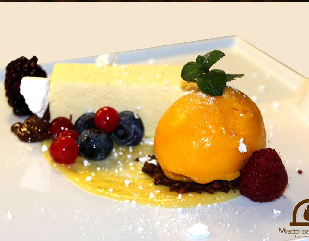 Eisdessert mit Obst im Mirador de Garachico, Teneriffa.