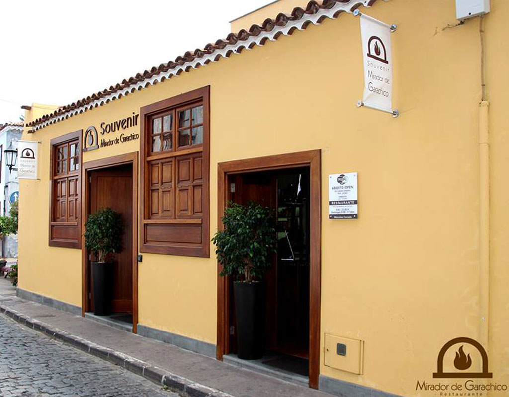 Fassade des Restaurants Mirador de Garachico auf Teneriffa, mit sichtbaren Schildern.