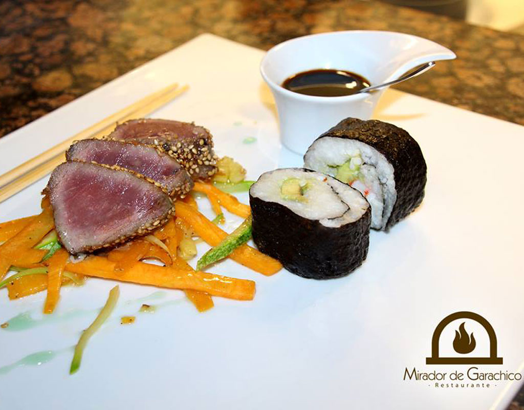 Sushi und Thunfisch mit Soße im Restaurante Mirador de Garachico auf Teneriffa.