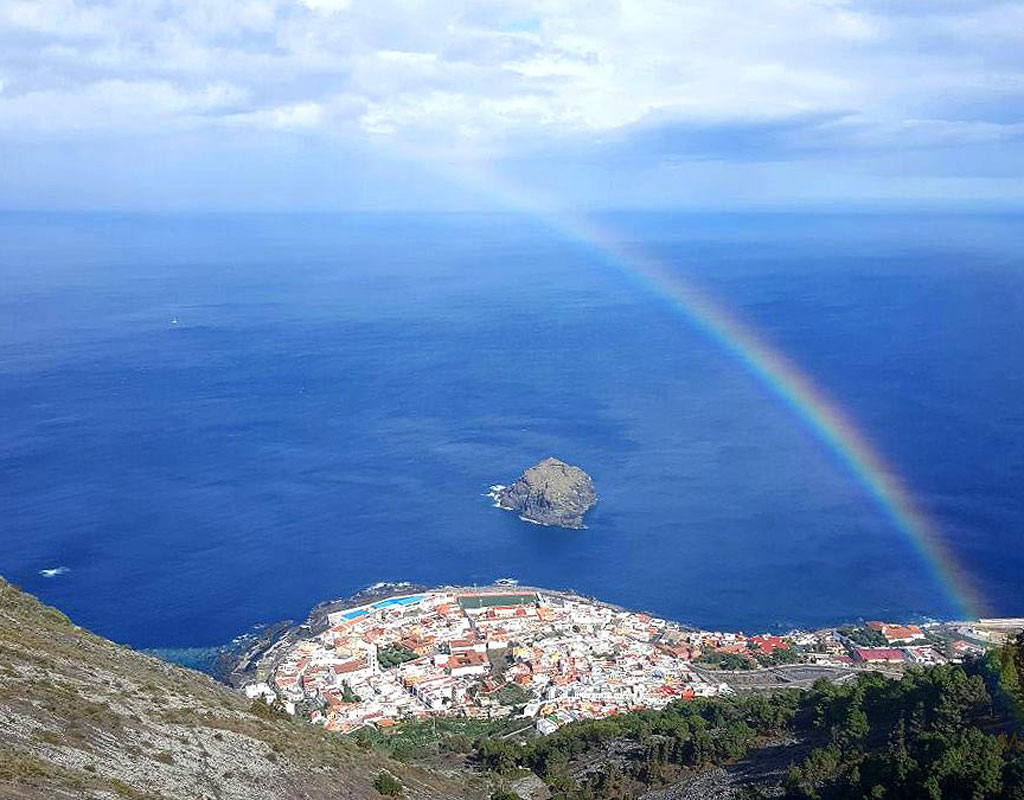 Regenbogen über dem Ozean bei Garachico auf Teneriffa.