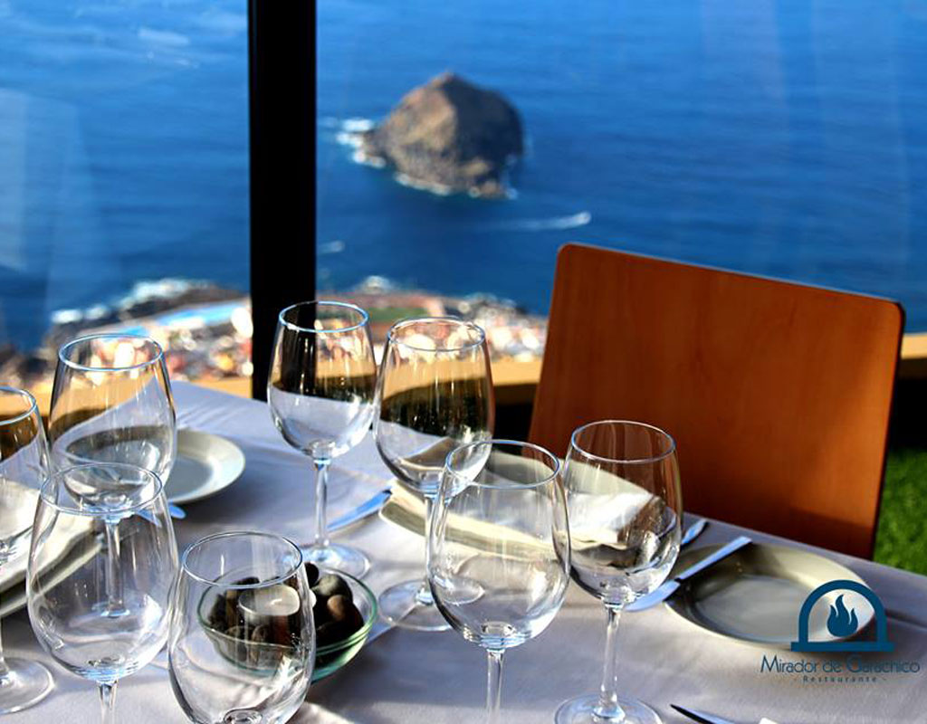 Tisch mit Gläsern und Tellern, Meeresblick vom Mirador de Garachico, Teneriffa.