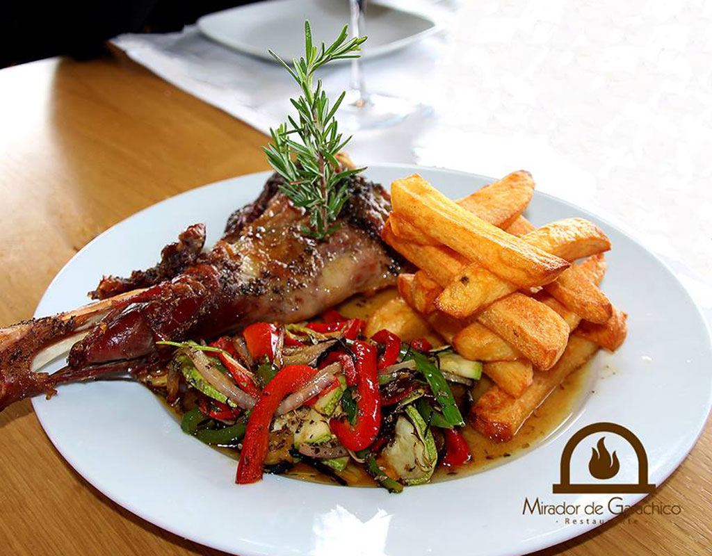 Lammkeule mit Pommes und Gemüse im Mirador de Garachico.