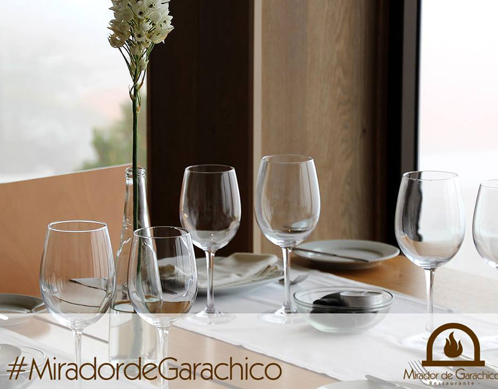 Tisch mit leeren Gläsern und weißen Blumen im Restaurant Mirador de Garachico. #MiradordeGarachico