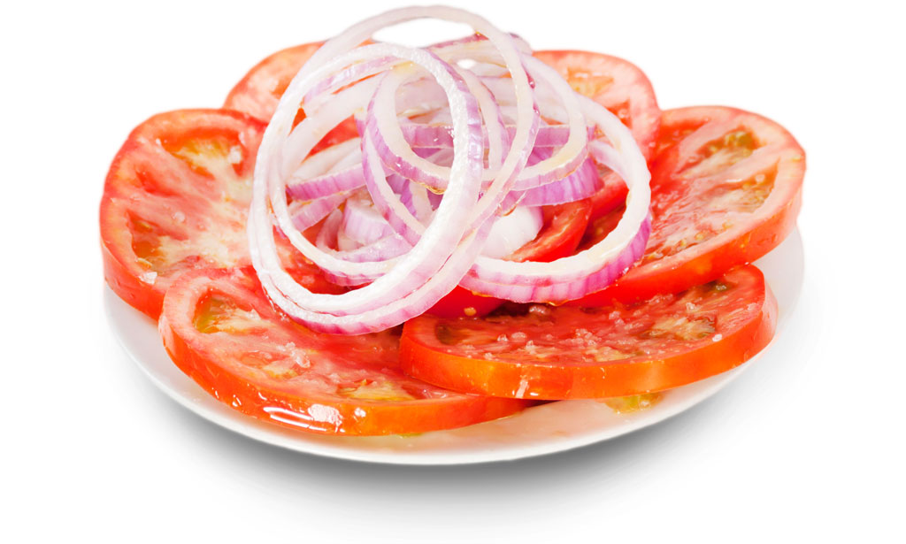 Scheiben von Tomaten und Zwiebeln auf einem Teller auf Teneriffa.