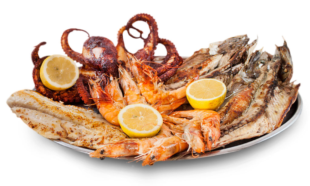 Abwechslungsreiches Meeresfrüchtegericht mit Garnelen, Fisch und Zitronenspalten auf Teneriffa.