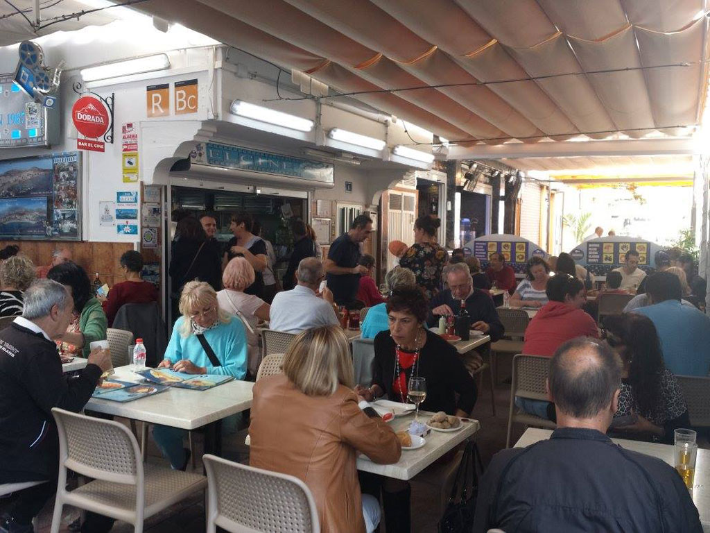 Menschen, die in einem Restaurant auf Teneriffa essen, mit einer Speisekarte und Dekoration sichtbar.