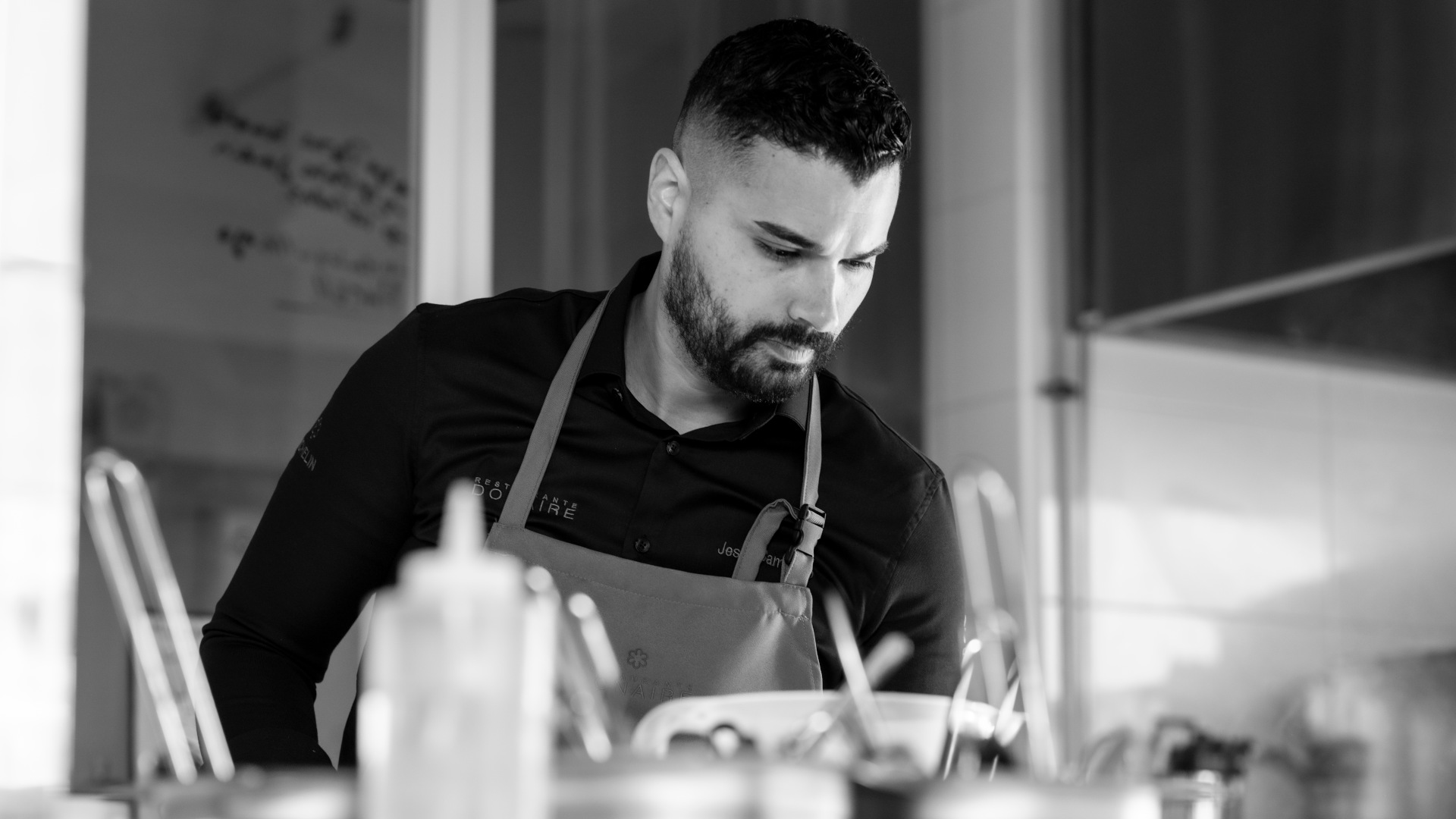 Koch in einer Restaurantküche auf Teneriffa, konzentriert auf seine Arbeit.
