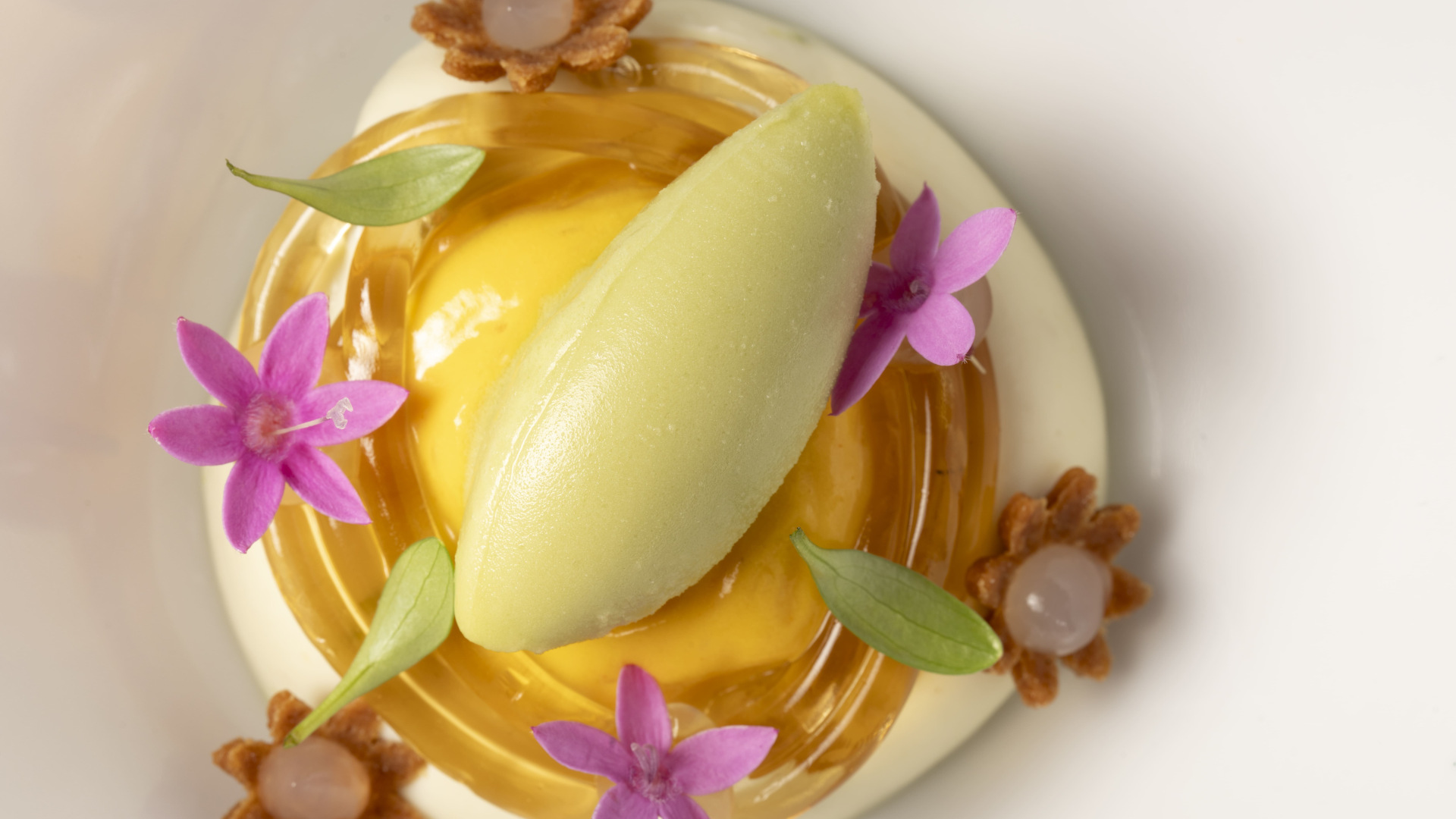 Zitroneneis mit essbaren Blüten und kleinen Keksen, Teneriffa.
