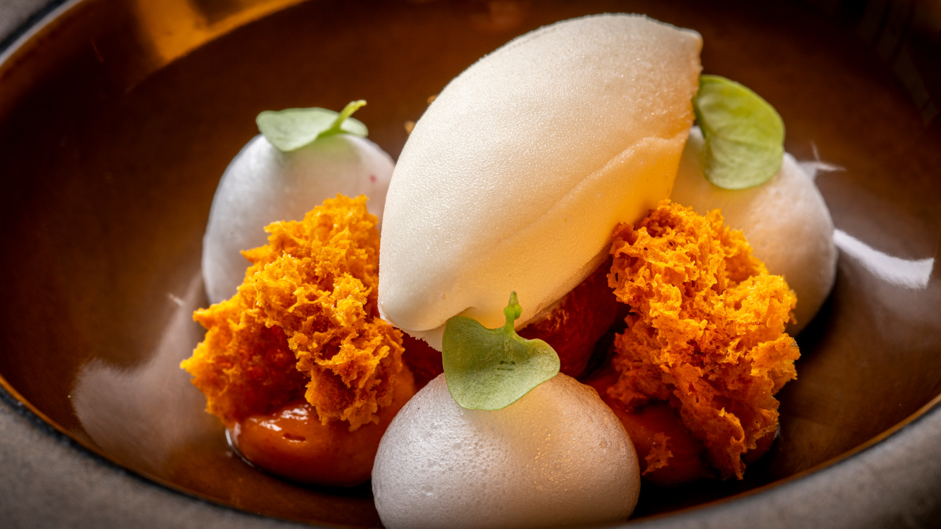 Gourmet-Dessert mit Schaum und Sorbet, serviert im Restaurant auf Teneriffa.