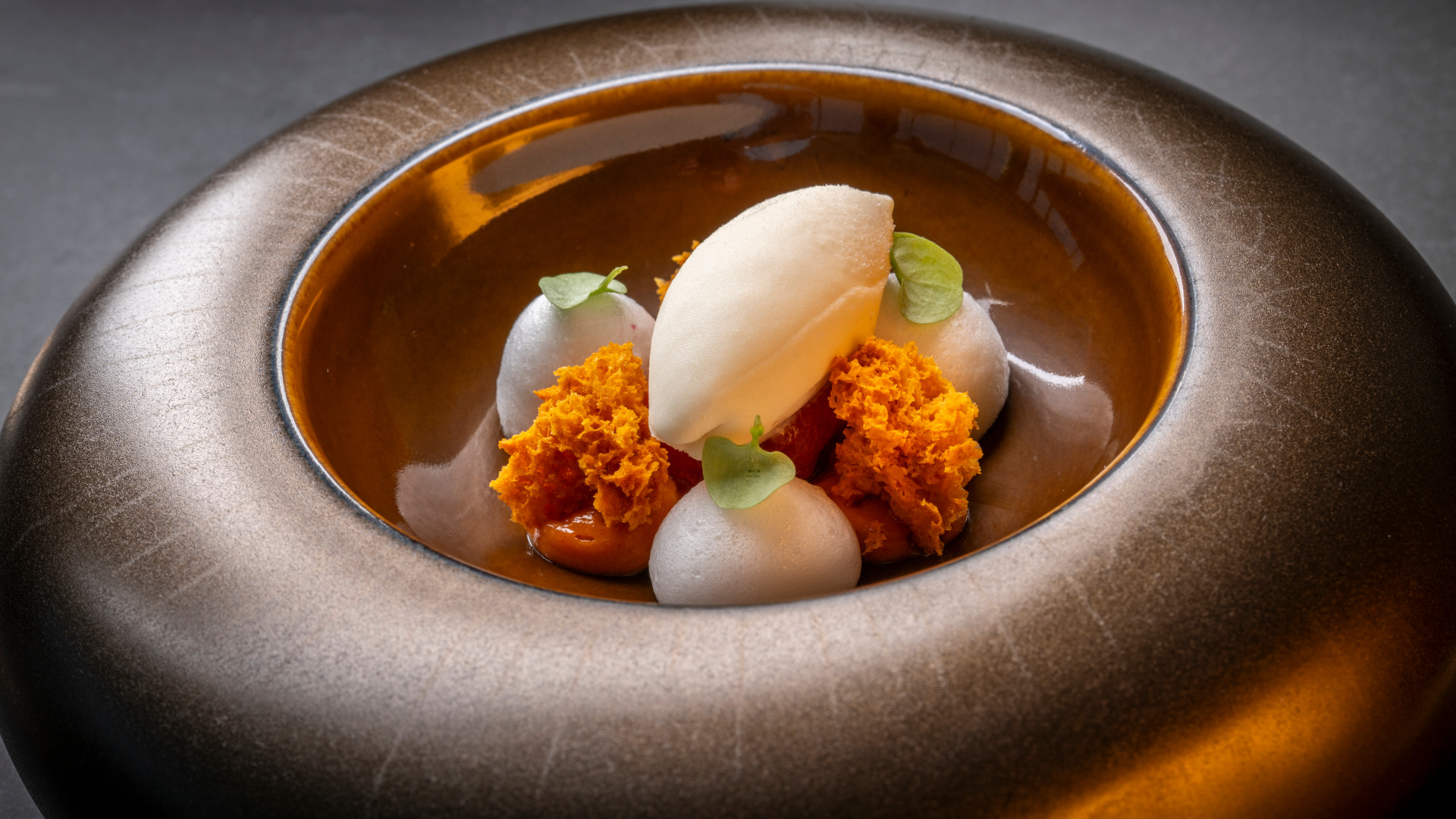 Gourmetgericht mit Sorbet und Schaum, serviert in einem Restaurant auf Teneriffa.