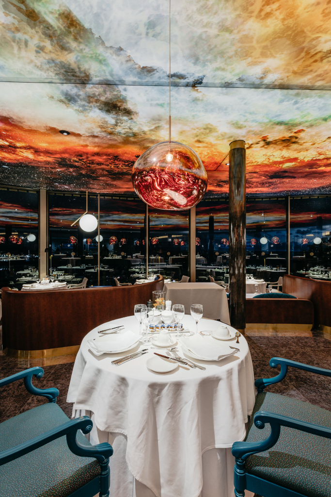 Tisch mit Gläsern und Geschirr unter einer bemalten Decke in einem Restaurant auf Teneriffa.