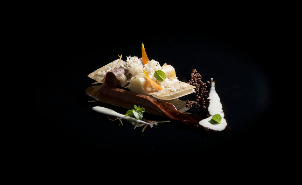 Gourmetgericht mit Texturen und künstlerischer Präsentation auf Teneriffa.