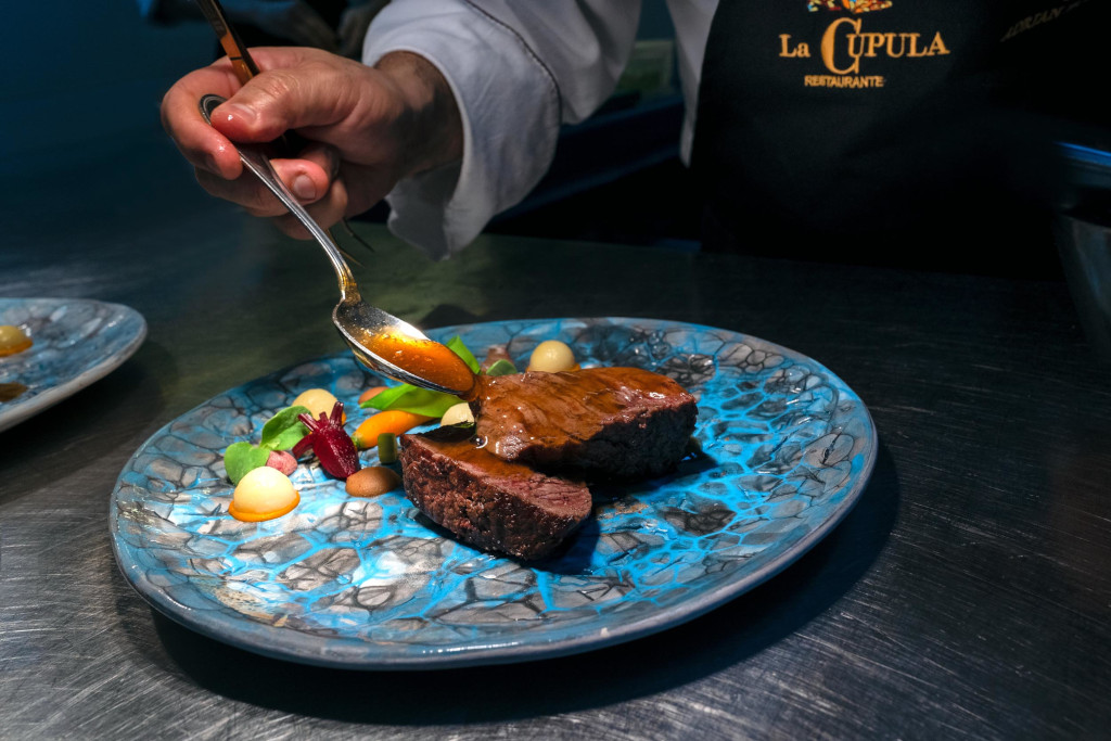 Gourmetgericht mit Soße, serviert im Restaurant La Cúpula auf Teneriffa.