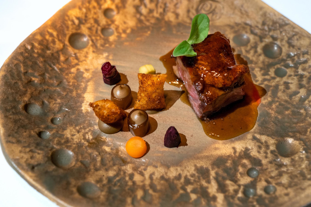 Gourmetgericht mit Fleisch und Beilagen in einem Restaurant auf Teneriffa.