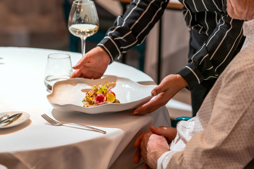 Ein eleganter Teller mit Essen in einem Restaurant auf Teneriffa serviert.