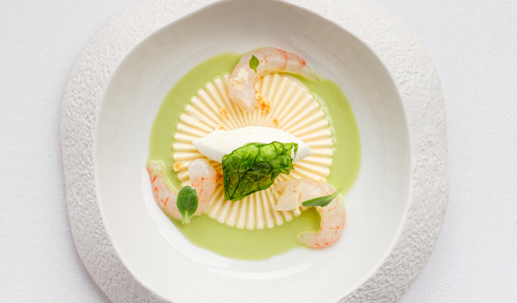 Elegantes Gericht mit Garnelen und grüner Sahne auf Teneriffa.