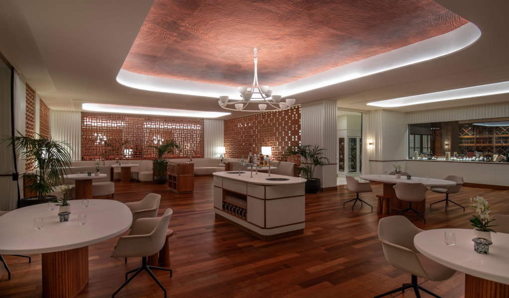 Modernes und elegantes Restaurant mit dekorativen Decken auf Teneriffa.