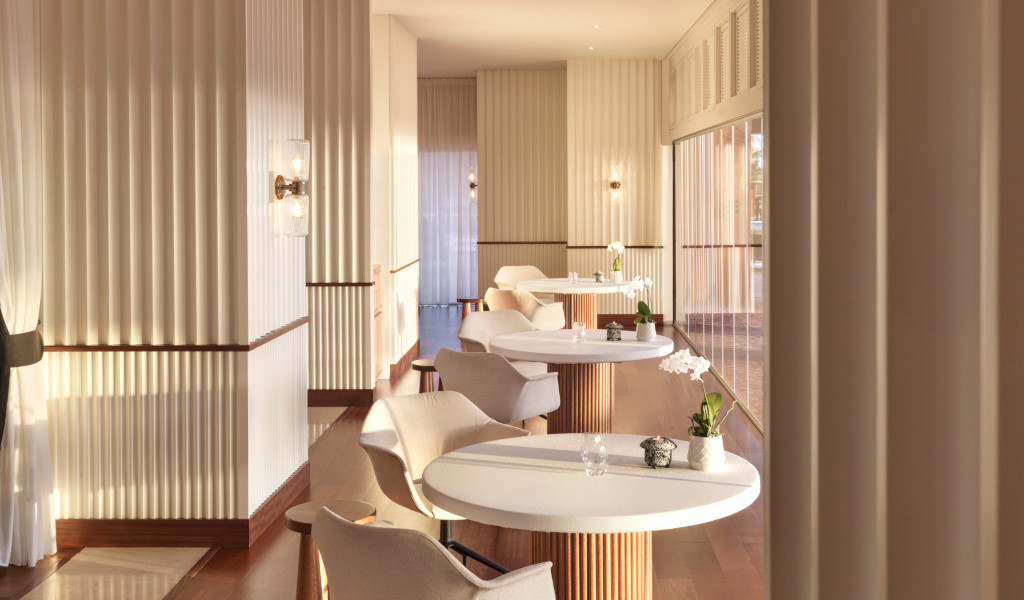 Tische und Stühle sind in einem eleganten Restaurant auf Teneriffa arrangiert.