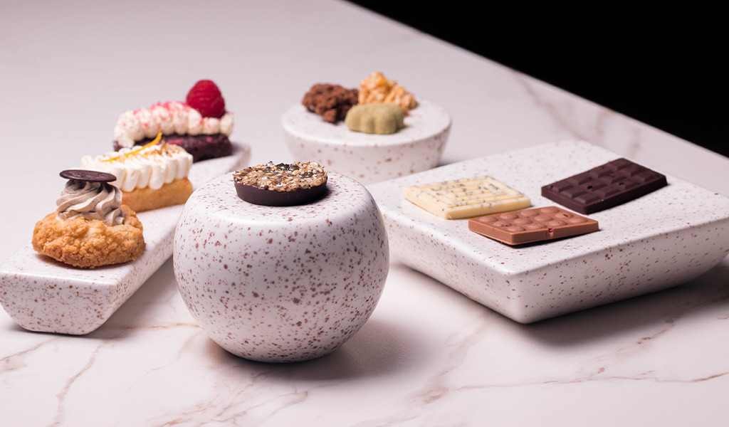 Desserts und verschiedene Pralinen auf Keramiktellern, Teneriffa.