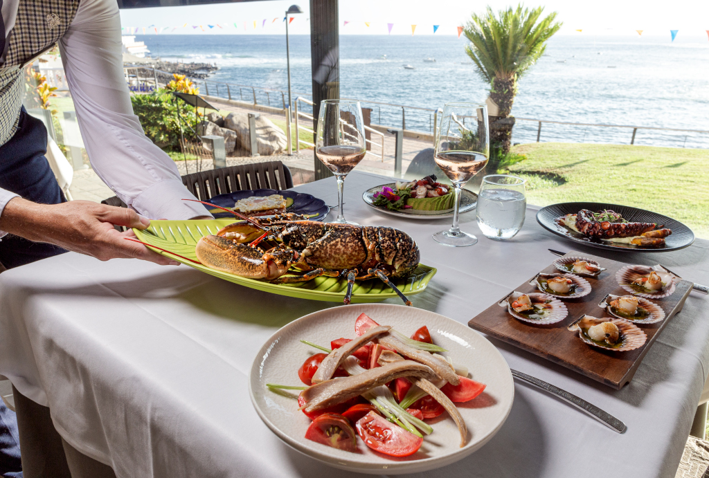 Meeresfrüchte und Weingerichte in einem Restaurant mit Meerblick auf Teneriffa.