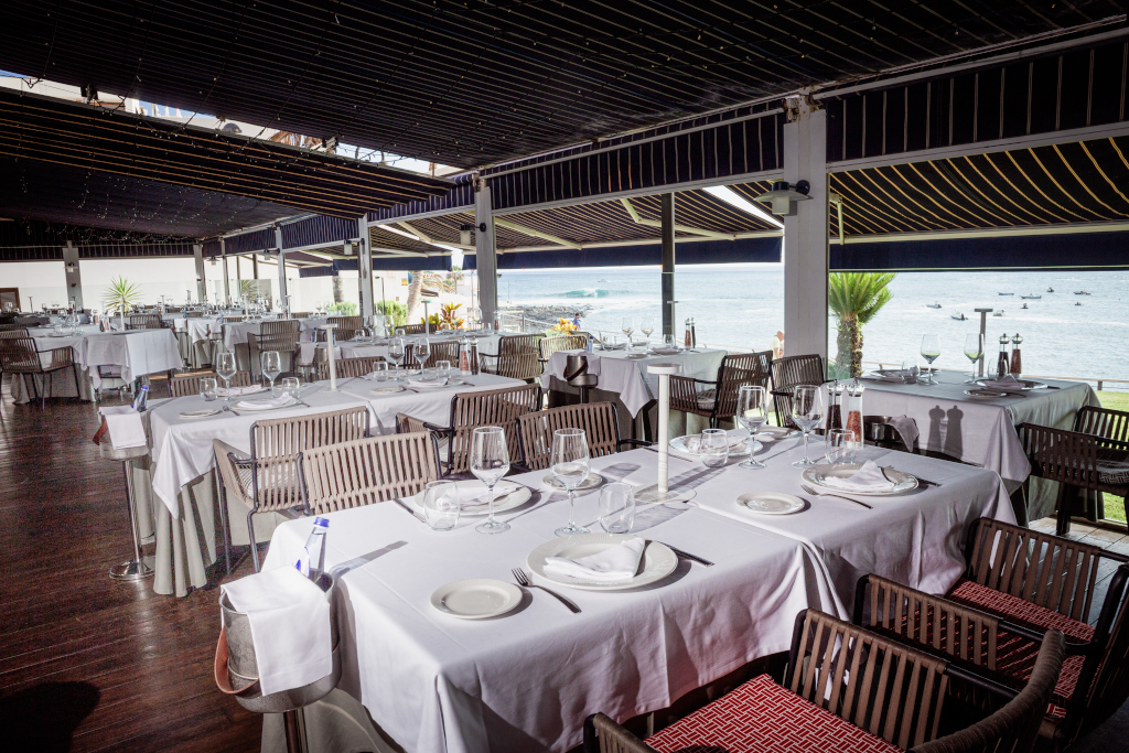 Restaurant mit vorbereiteten Tischen am Meer auf Teneriffa.