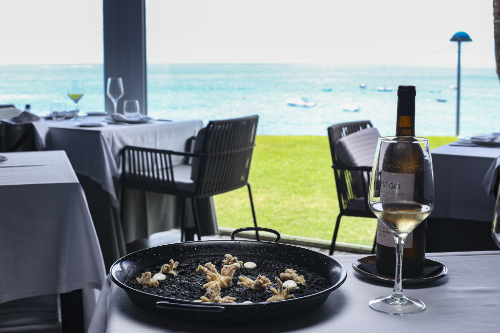 Tintenfisch-Paella im Restaurant mit Meerblick auf Teneriffa.