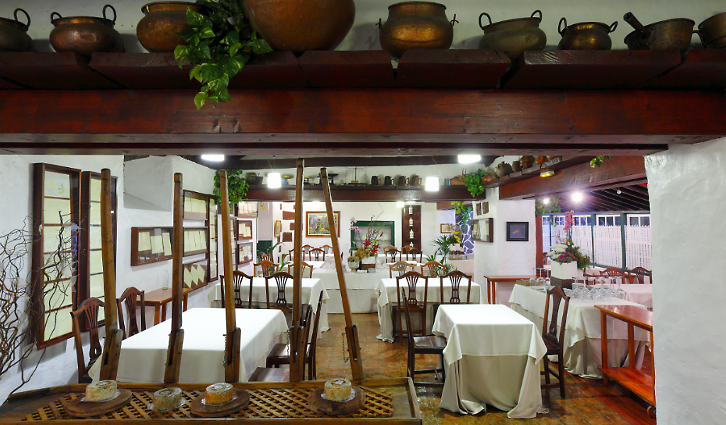 Restaurant auf Teneriffa mit Tischen und rustikaler Einrichtung.