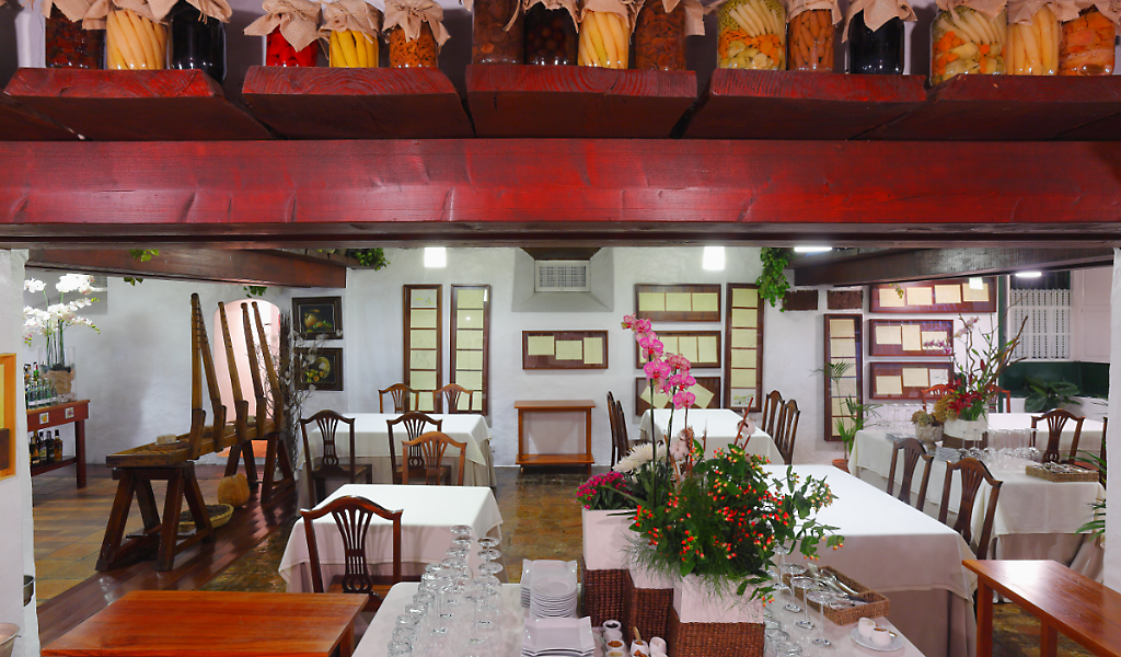 Restaurant auf Teneriffa mit arrangierten Tischen und Blumendekorationen.
